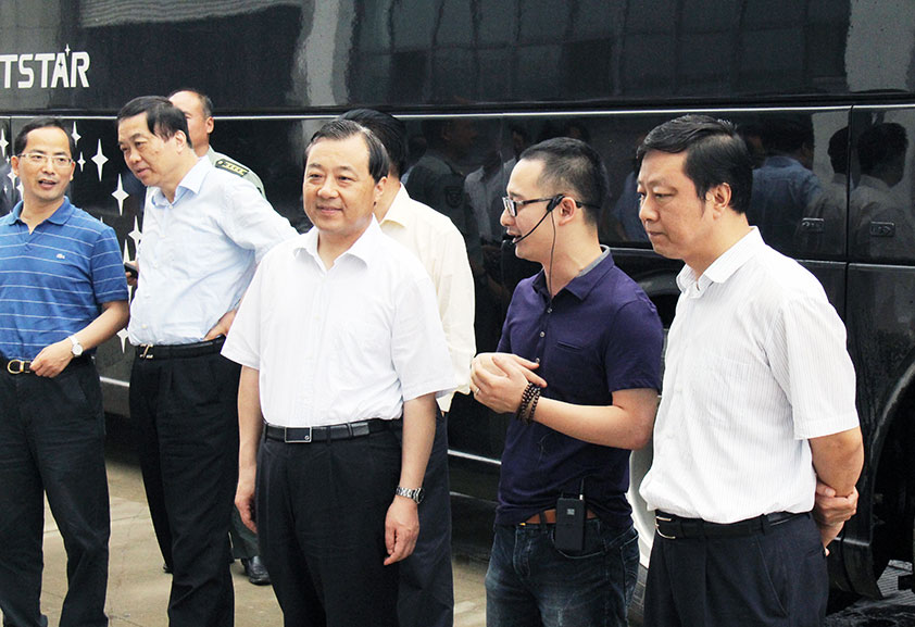 扬州市委书记谢正义率政府四套班子成员考察草莓成人APP扬州生产中心